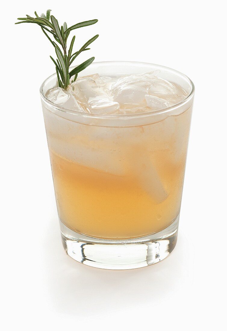Ein Cocktail mit Eis und Rosmarin vor weißem Hintergrund