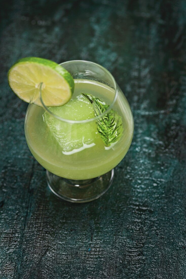 Cocktail mit Gin, Basilikum und Gurke