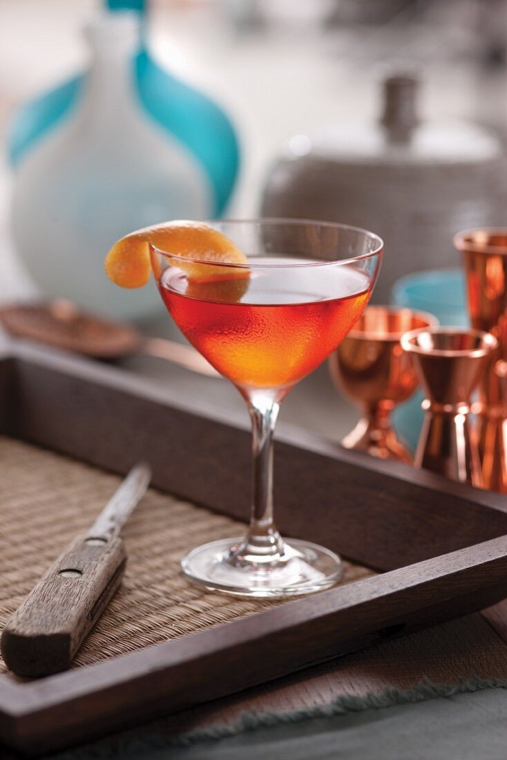 Gin-Cocktail mit Grapefruit und Basilikum auf Tablett