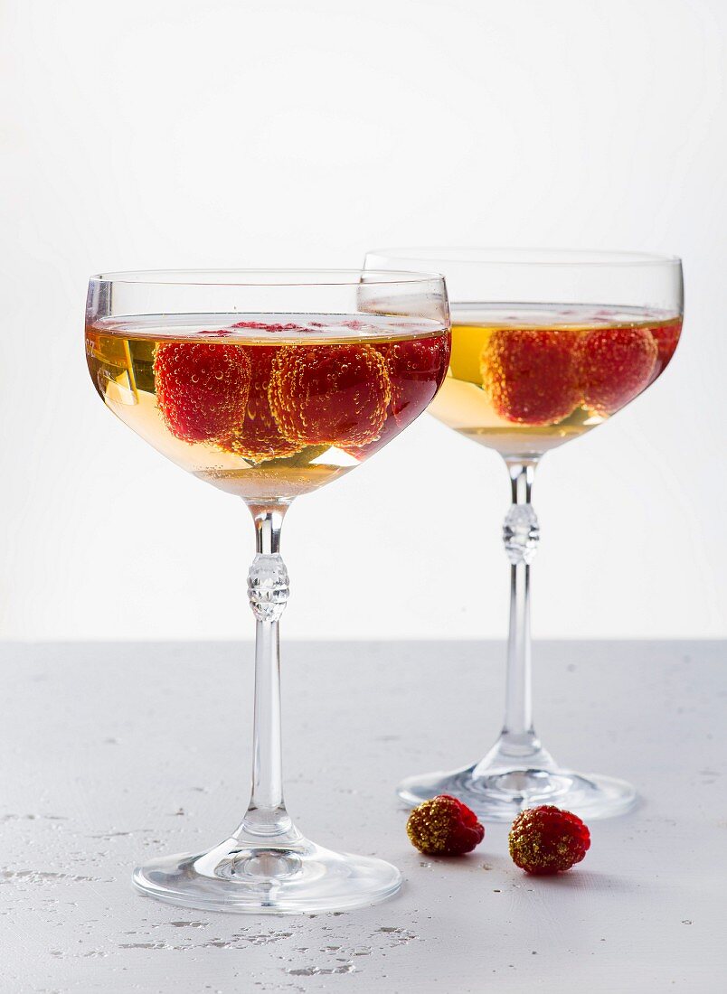 Champagnercocktail mit Goldstaub-Himbeeren