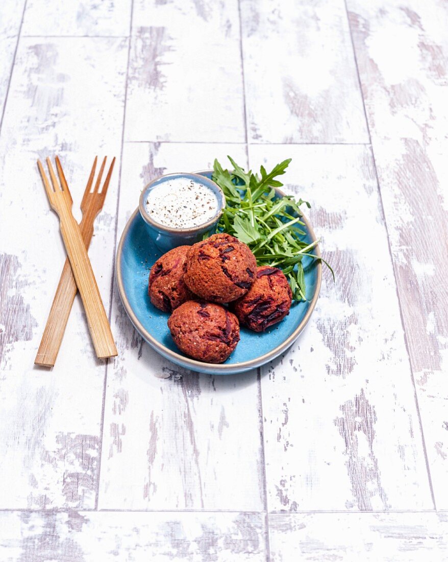 Rote-Bete-Falafel mit Joghurt und Rucola