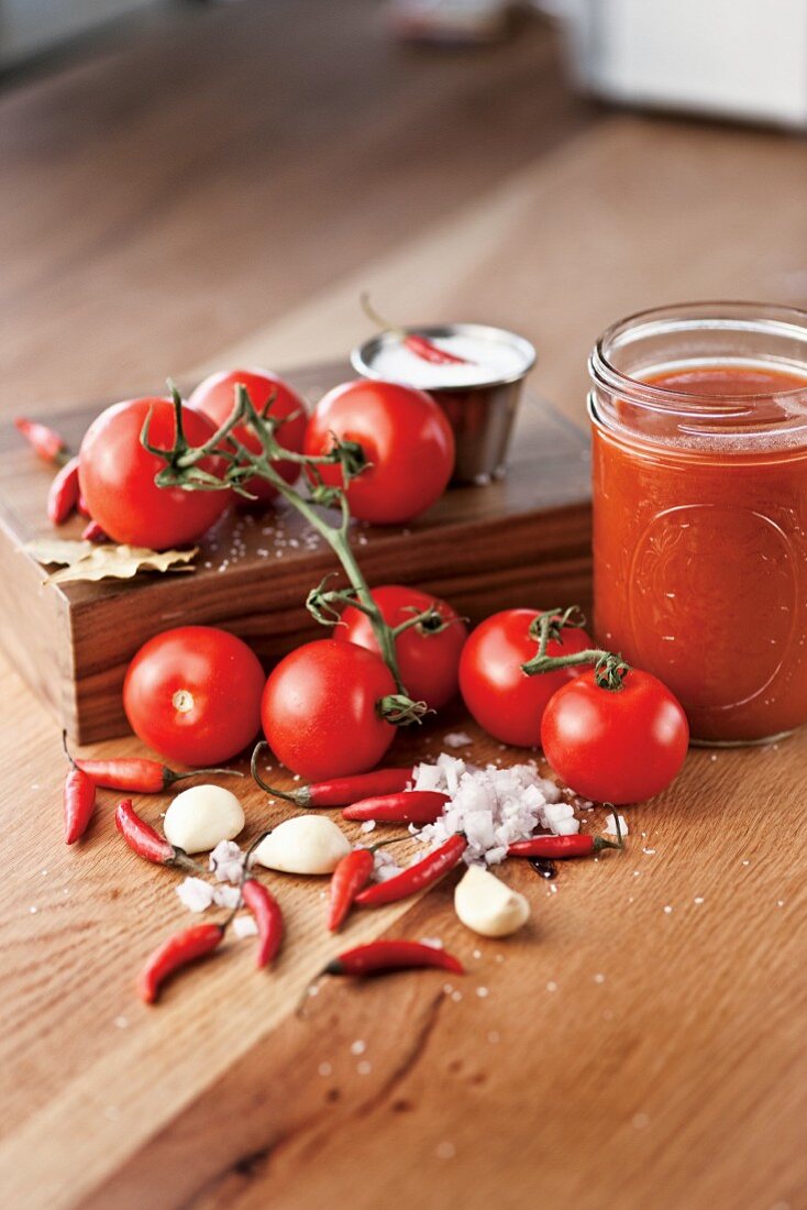 Tomatensalsa im Einmachglas daneben Zutaten