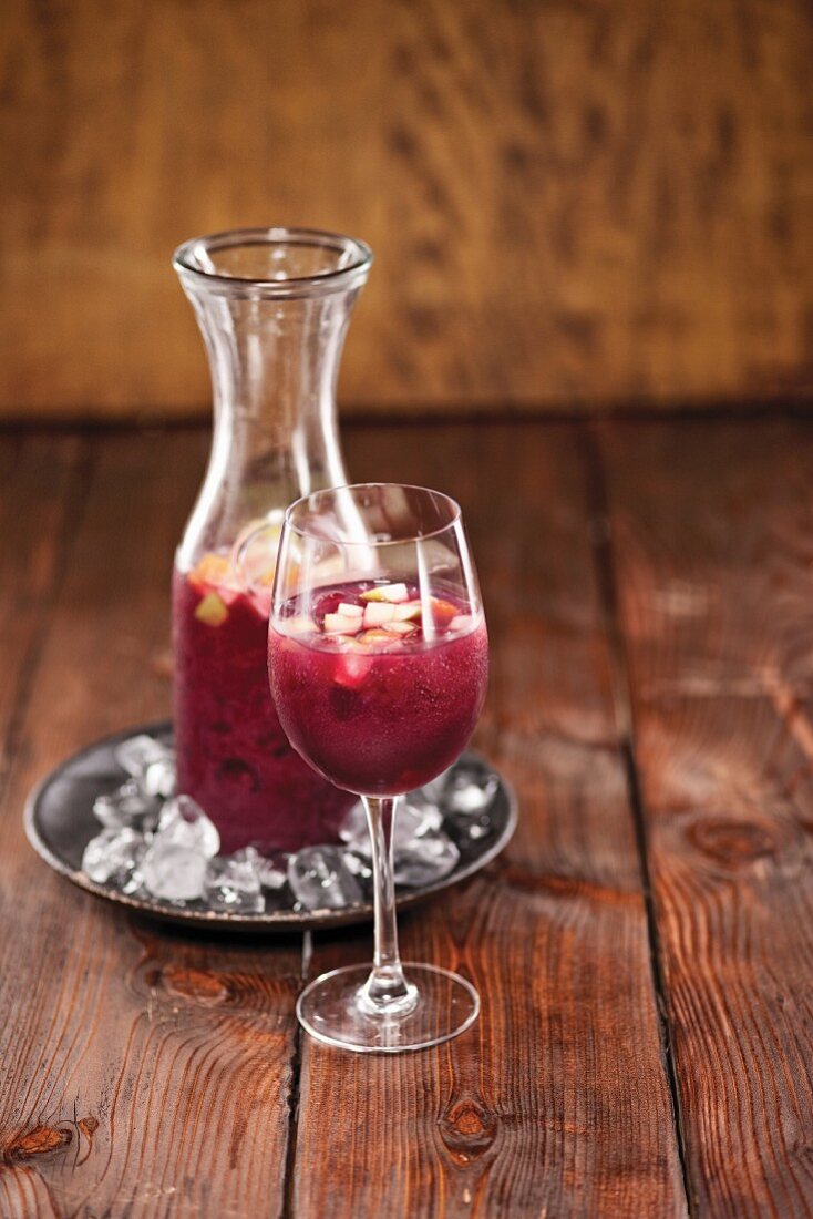 Sangria mit Sake und roten Pflaumen