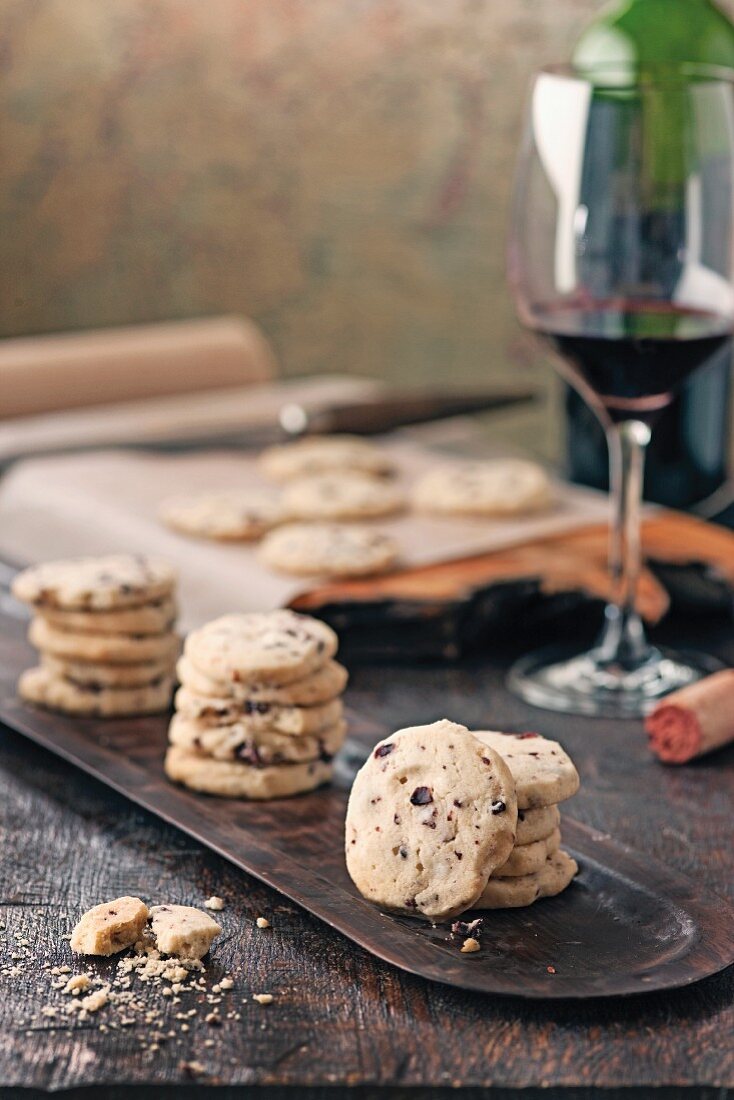 Olive sables with red wine