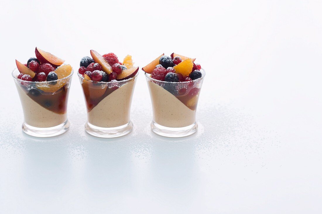 Gingerbread cream with fruit marinated in rum