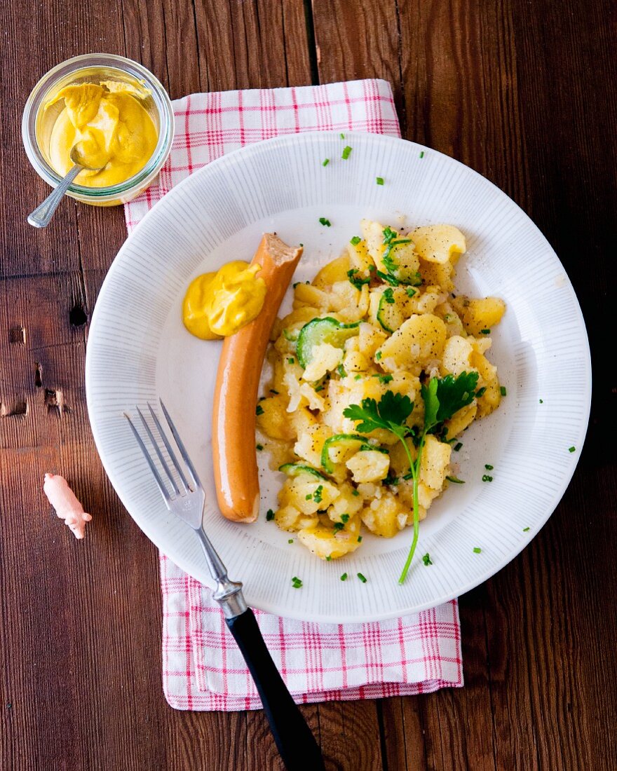 Kartoffelsalat mit Würstchen und Senf