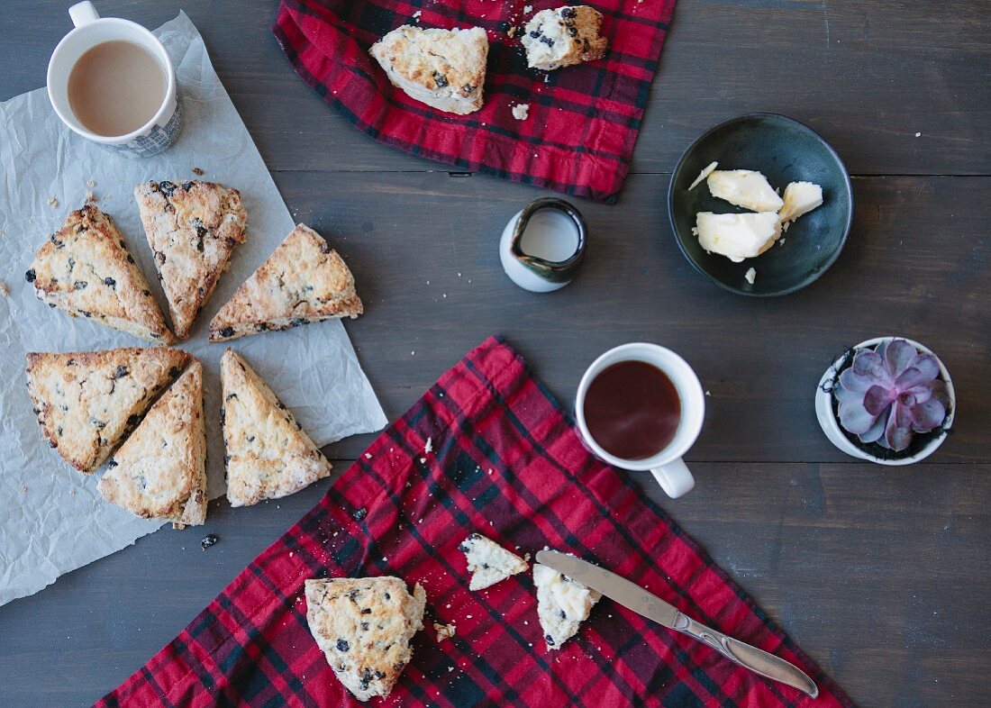 Johannisbeer-Scones und Tee