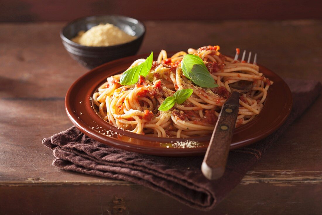 Spaghetti mit roher Tomatensauce und veganem Parmesan (aus Cashewnüssen)