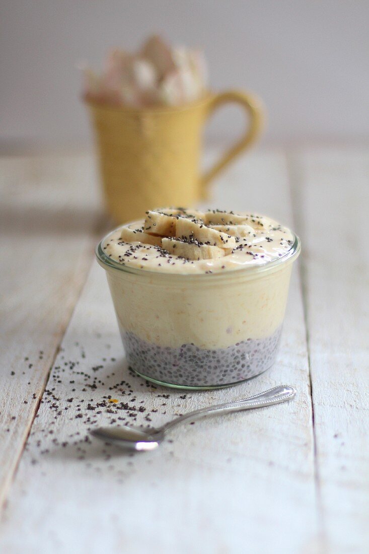 Banana yoghurt with chia seeds