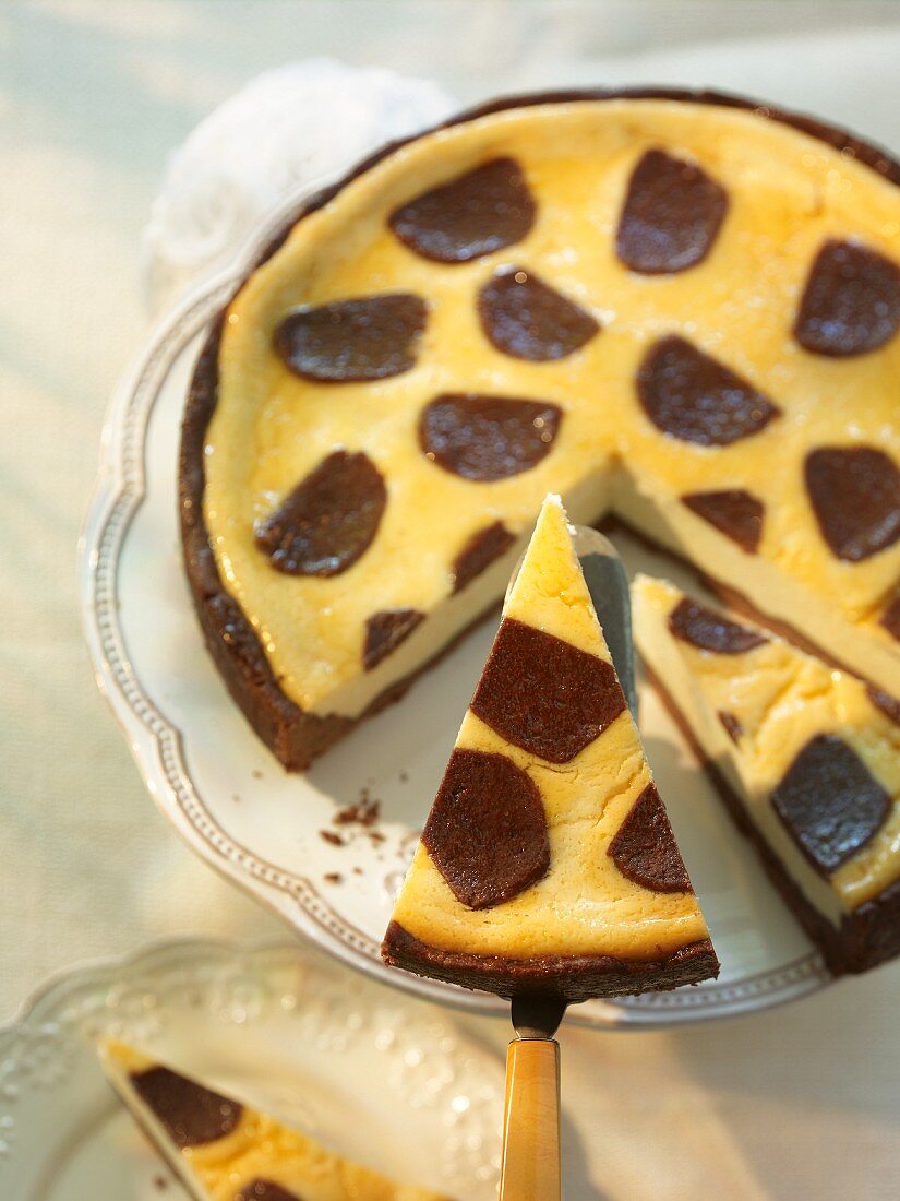 Zupfkuchen, angeschnitten, auf Kuchenständer