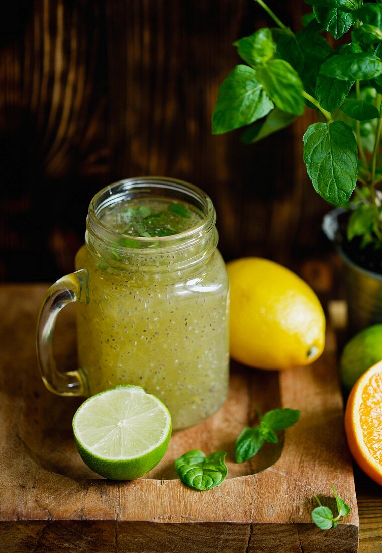 Chia Fresca (Erfrischungsgetränk mit Limetten und Chiasamen)