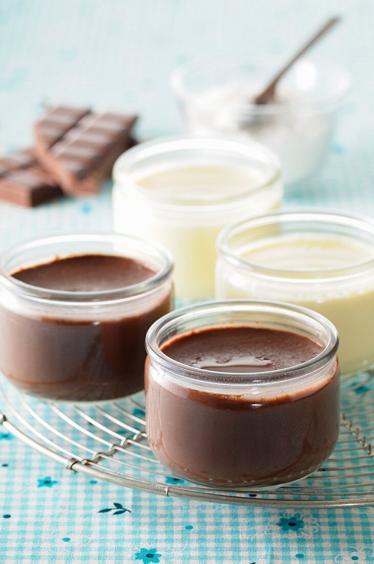 Vanilla pudding and chocolate pudding in jars