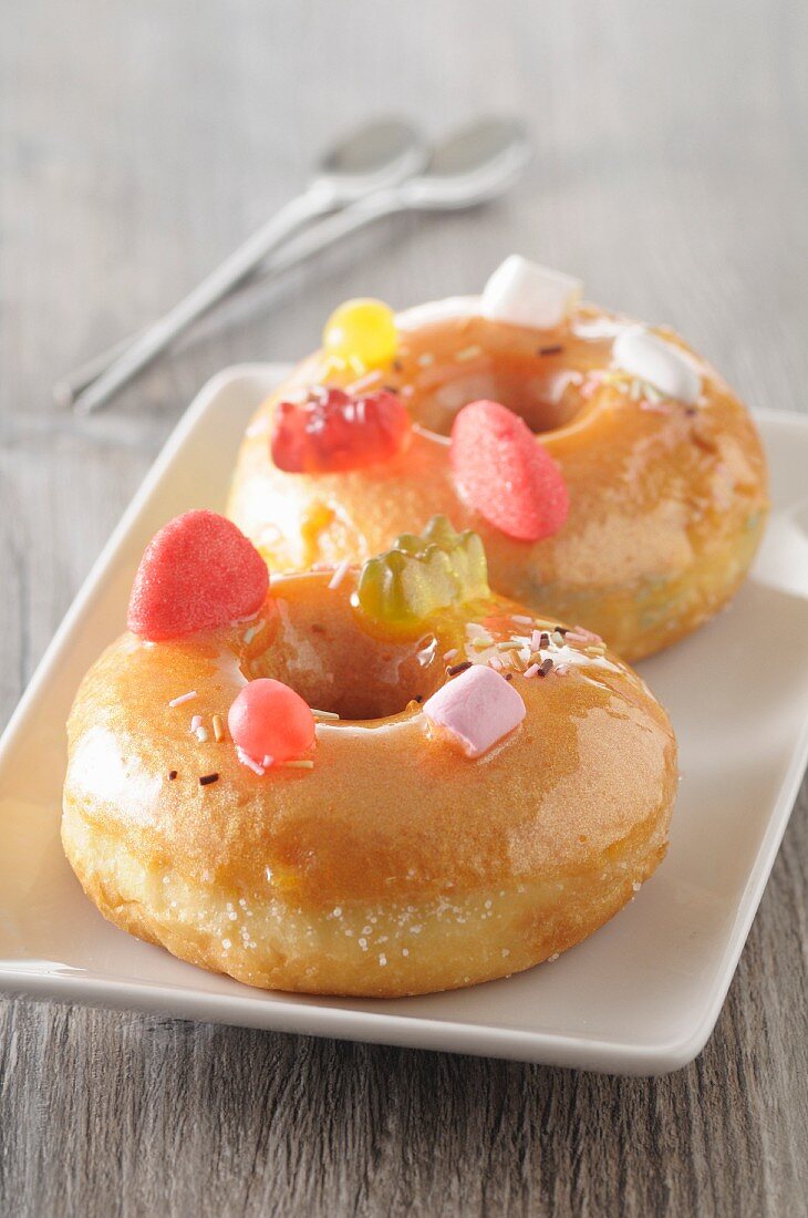 Donuts, verziert mit Süssigkeiten