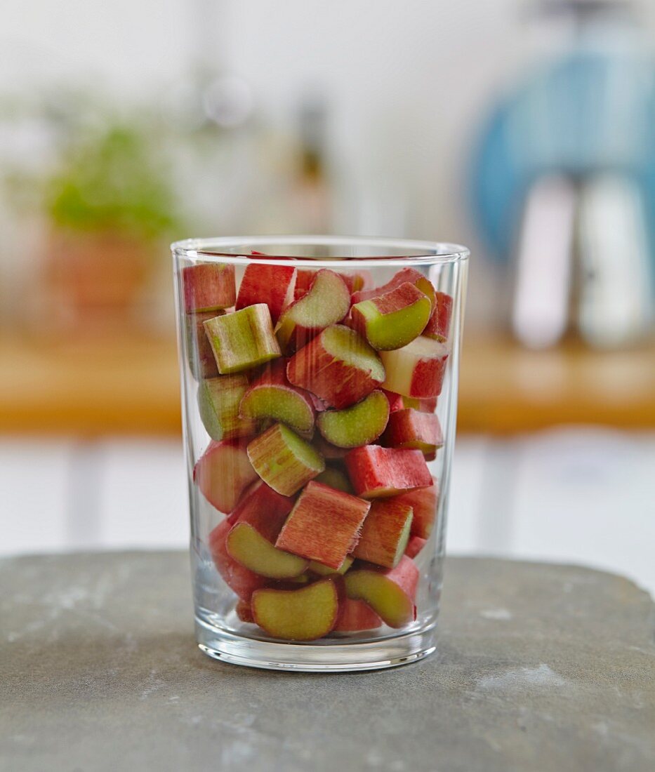 Geschnittener Rhabarber im Glas