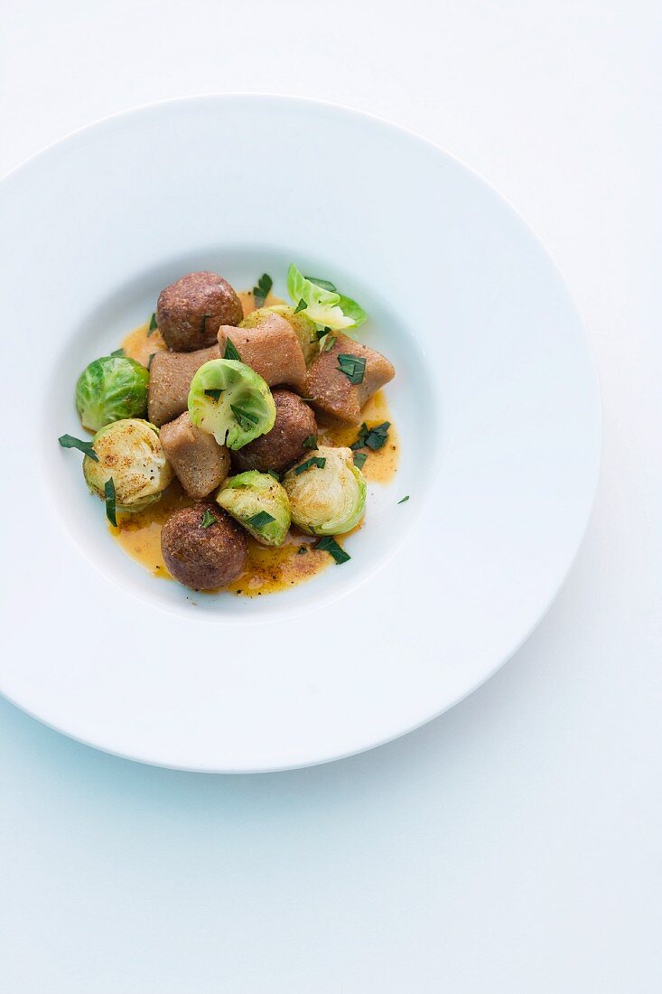 Wildschweinbällchen mit Maronengnocchi und Rosenkohl