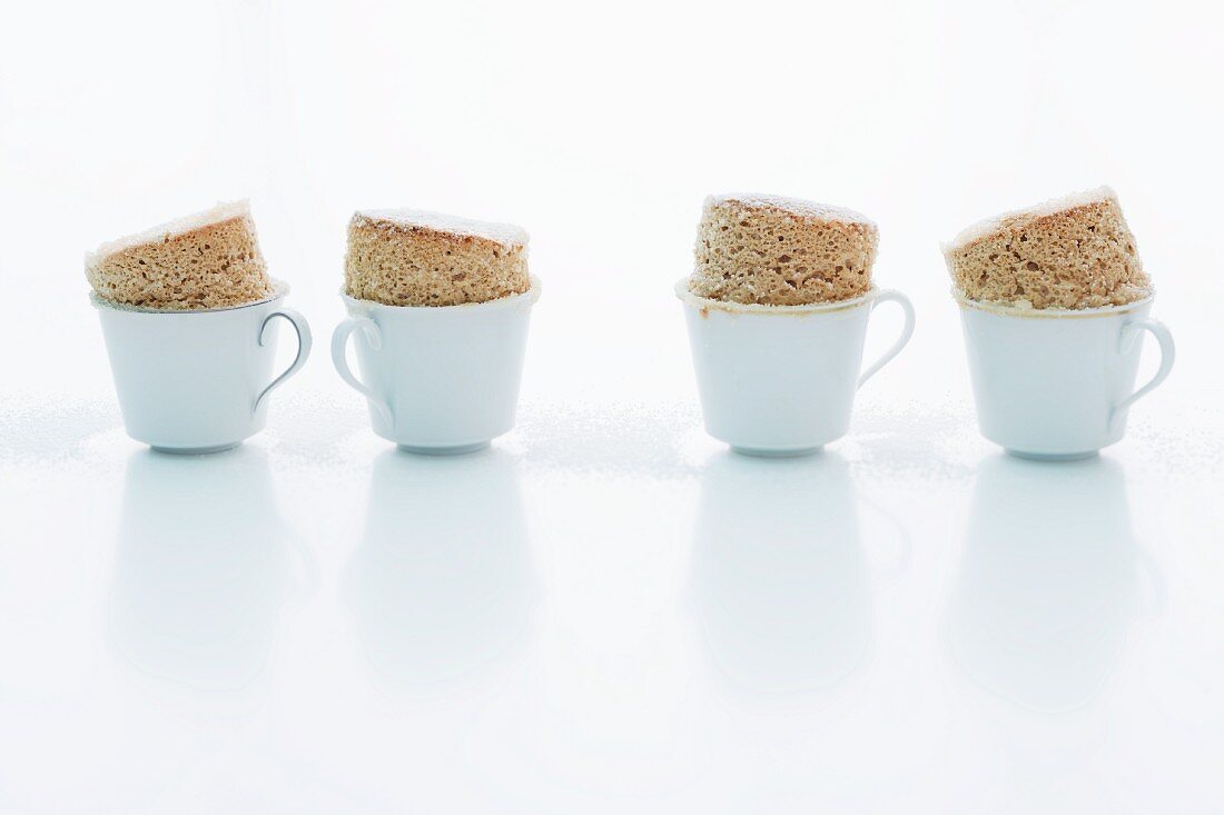 Kleine Espresso-Nuss-Souffles in Tassen