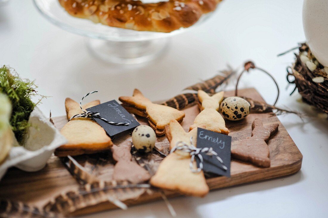 Häschengebäck als Namenskärtchen auf Holzbrett