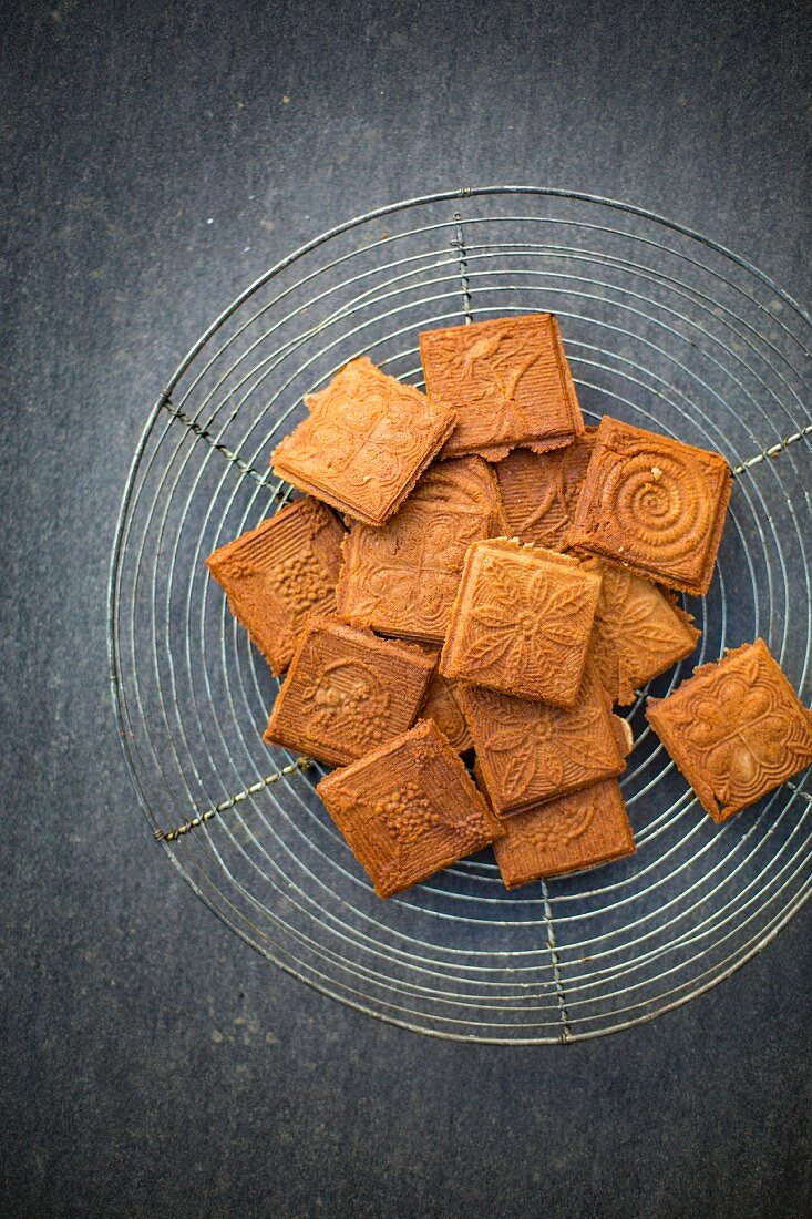 Cinnamon waffles on a wire rack (seen from above)