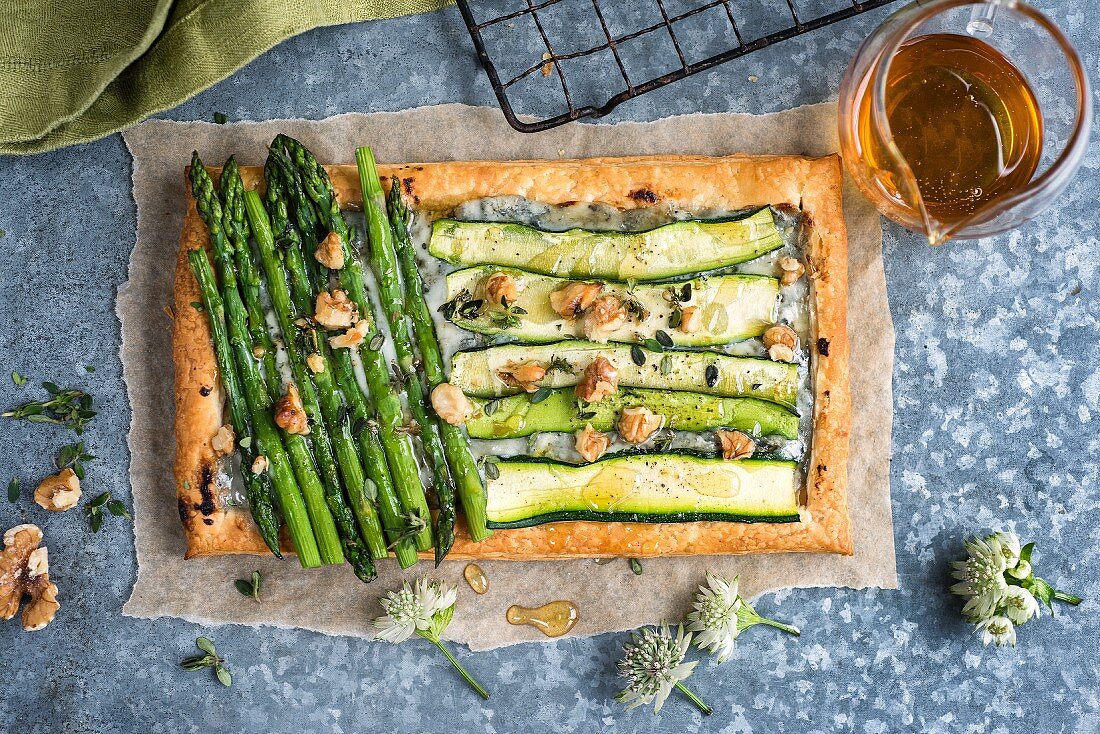A puff pastry tart with courgettes, asparagus and blue cheese