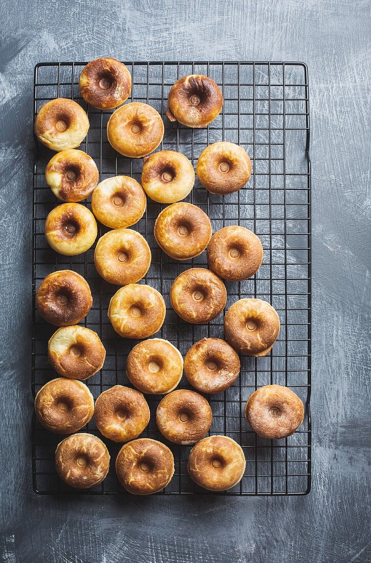 Donuts (unglasiert) auf Kuchengitter