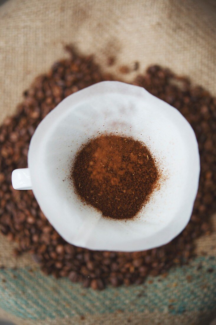 Kaffeepulver im Filter auf Kaffeebohnen