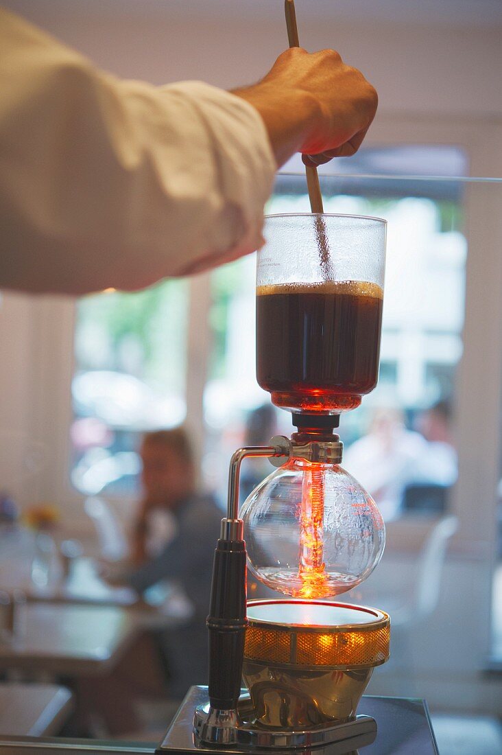 Filterkaffee herstellen mit Syphon im 'Stockholm Espresso Club' in Hamburg