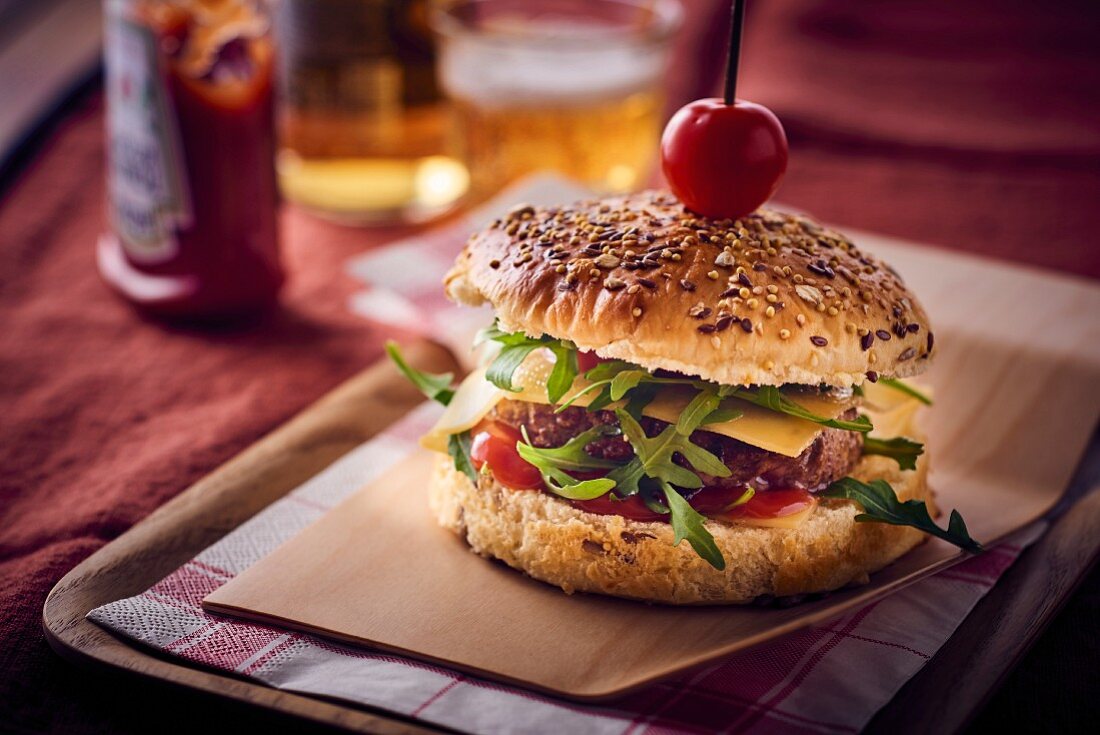 Cheeseburger mit Cocktailtomate