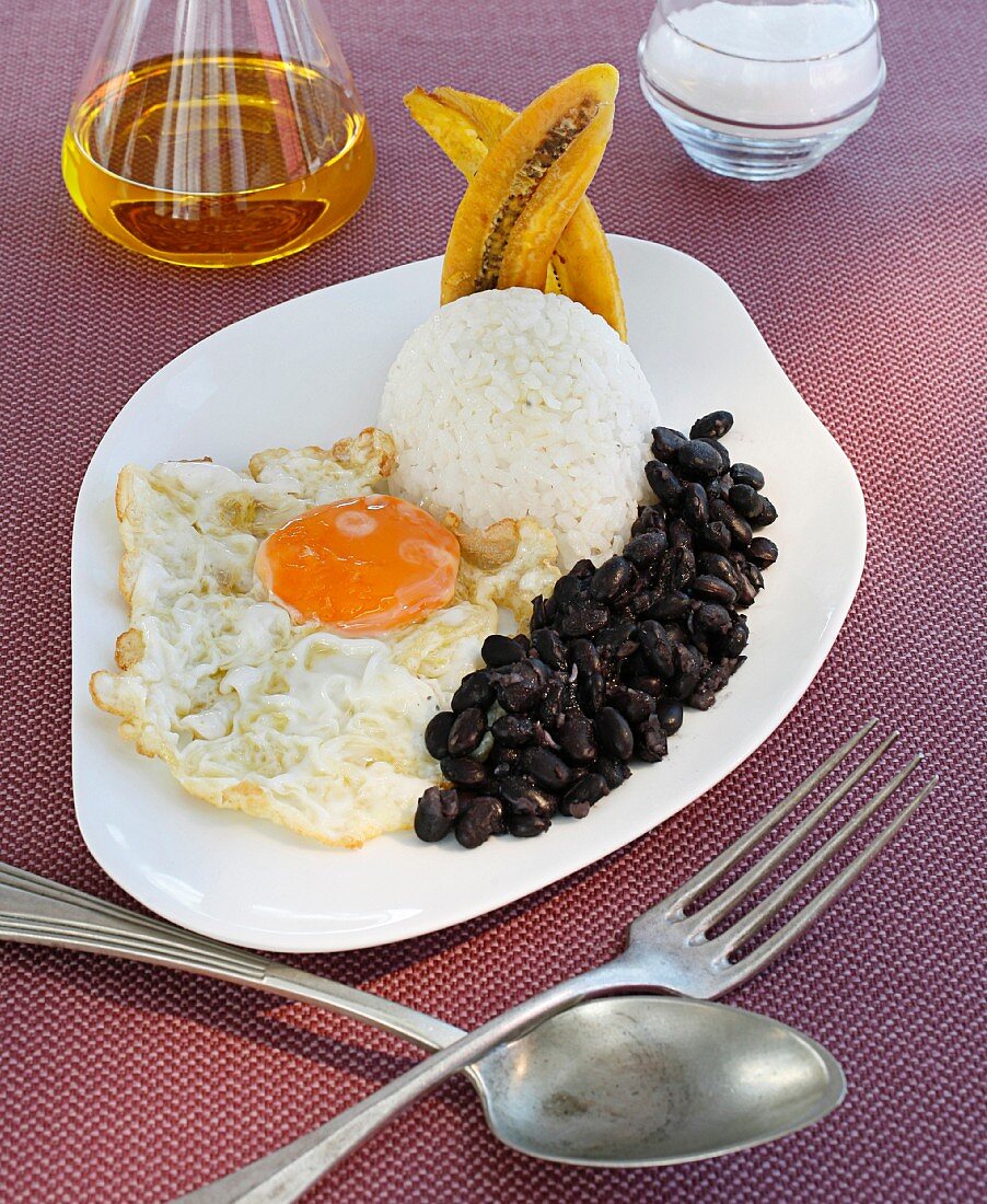 Black beans with rice, fried egg and banana (Cuban style)
