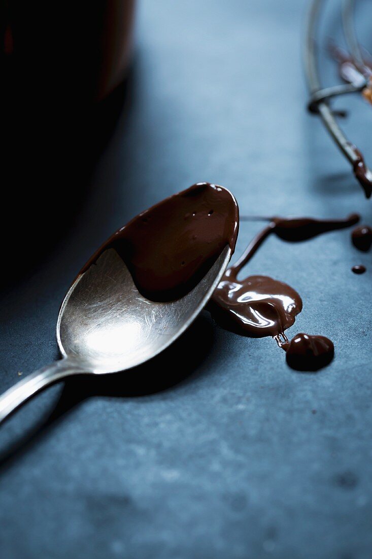 Geschmolzene Schokolade auf Löffel
