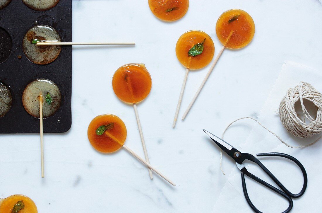 Selbstgemachte Honiglollies mit Minzeblättchen