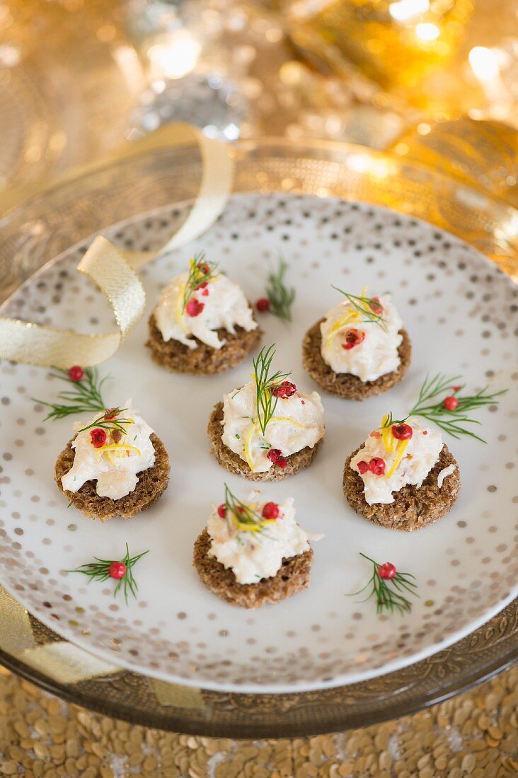 Canapés mit Krabbencocktail zu Weihnachten