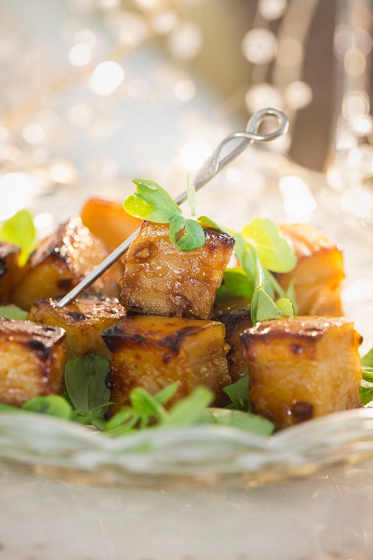 Glasierte Schweinebauchwürfel mit Sternanis zu Weihnachten