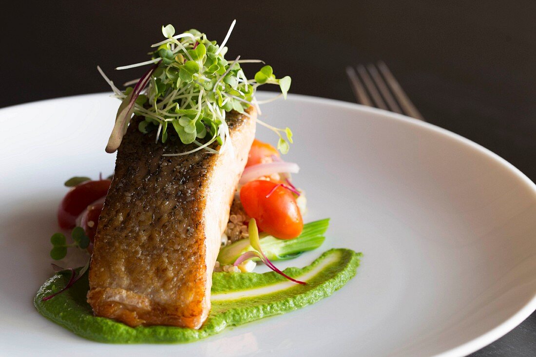 Gegrillter Lachs mit Rucolapüree und Tomaten-Maissalat