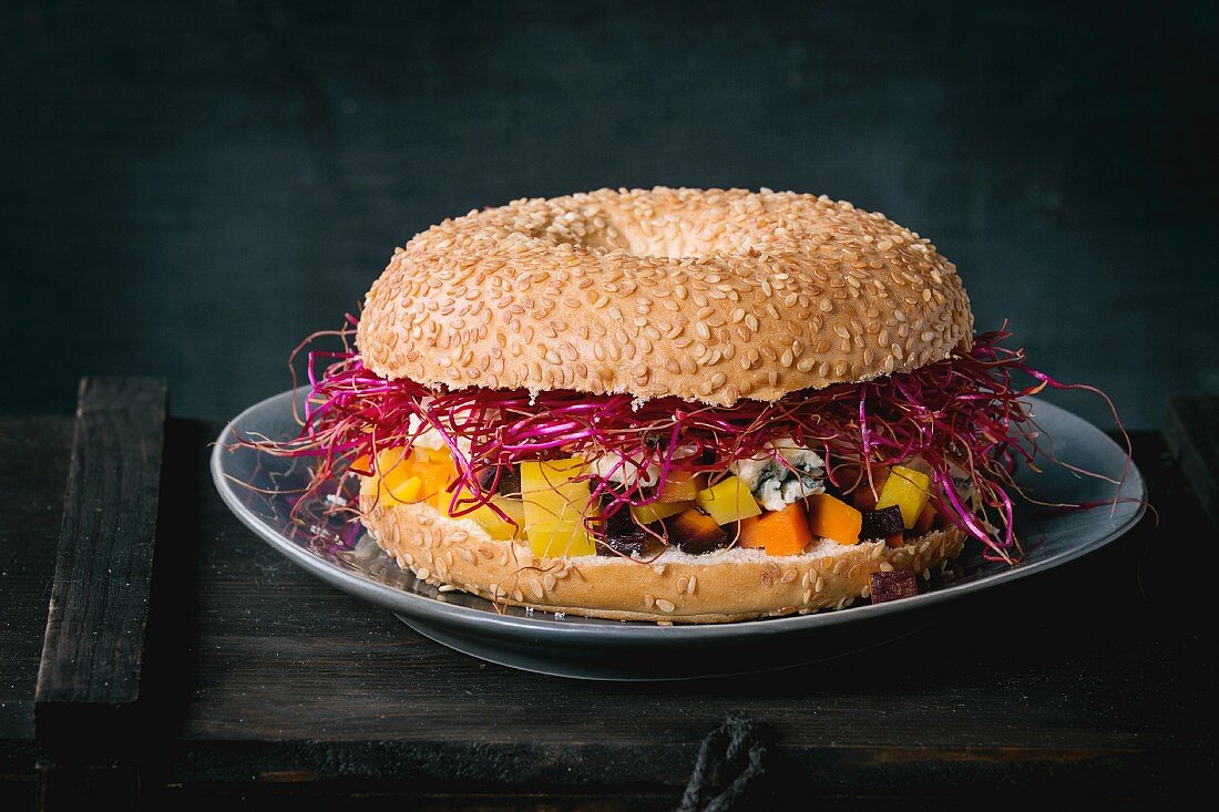 Bagel mit Karotten, Blauschimmelkäse und Rote-Bete-Sprossen