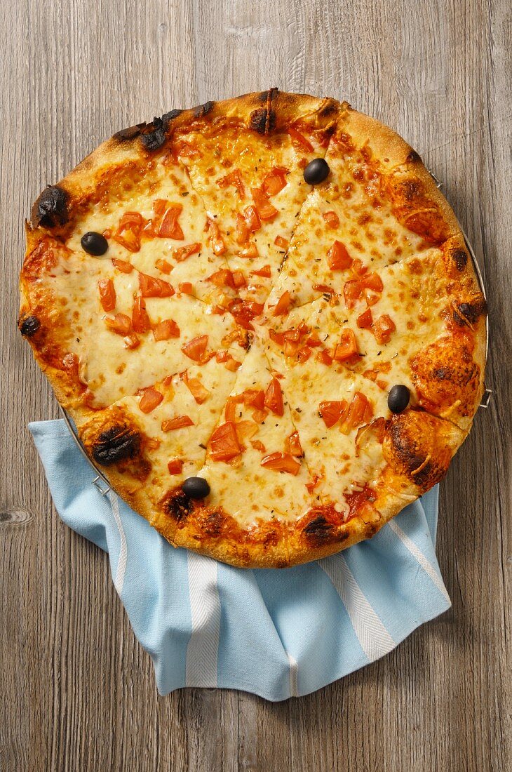 Pizza mit Tomaten, Oliven und Käse (Aufsicht)