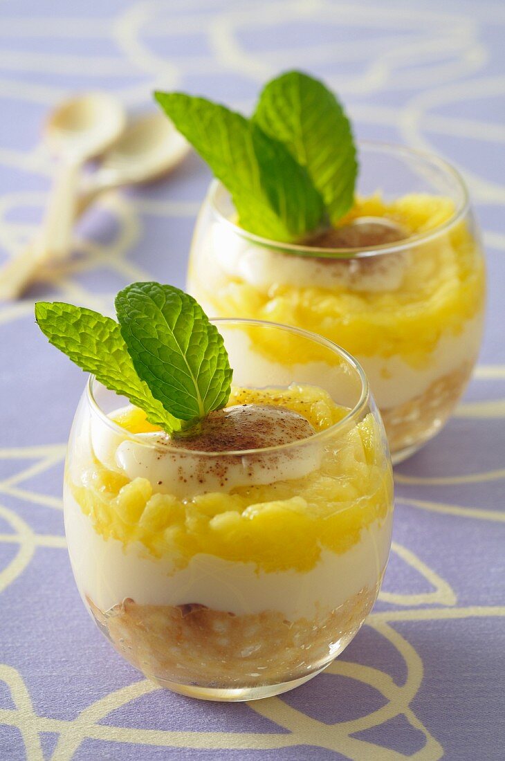 Tiramisu mit Mango und Kokosmilch in Dessertgläsern