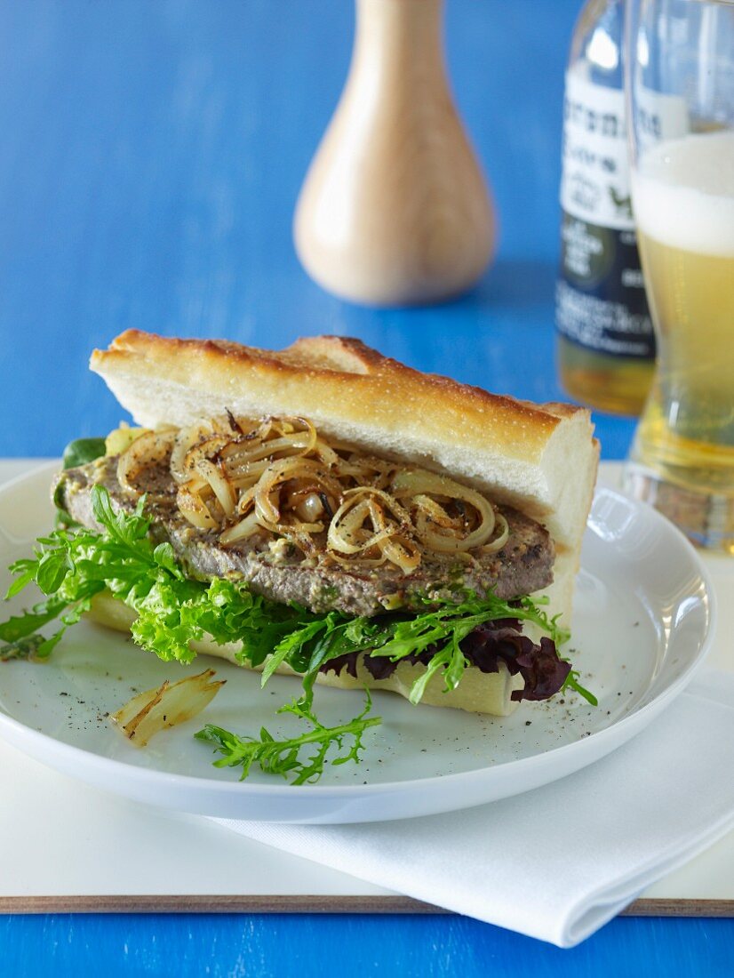 Steak-Sandwich mit Estragon und Zwiebeln