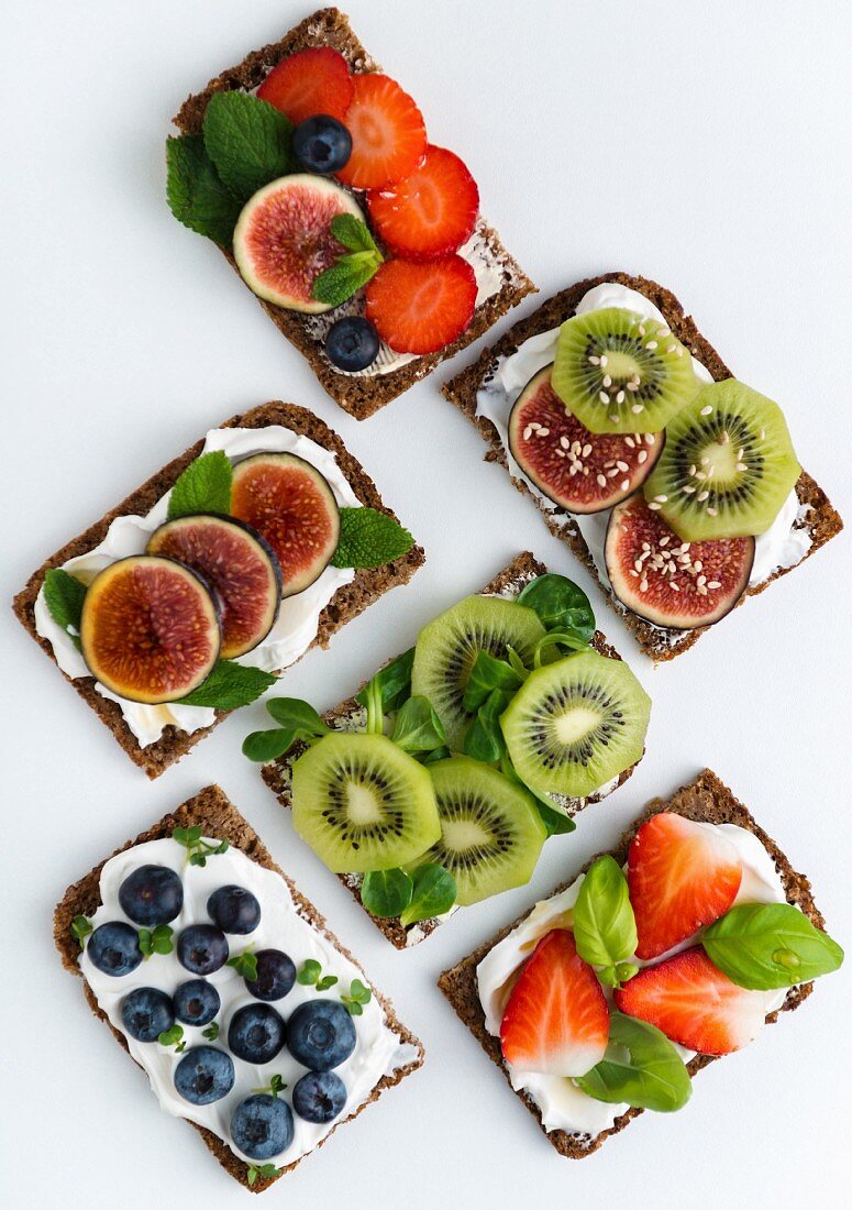 Wholemeal open sandwiches topped with soya quark and various fruits