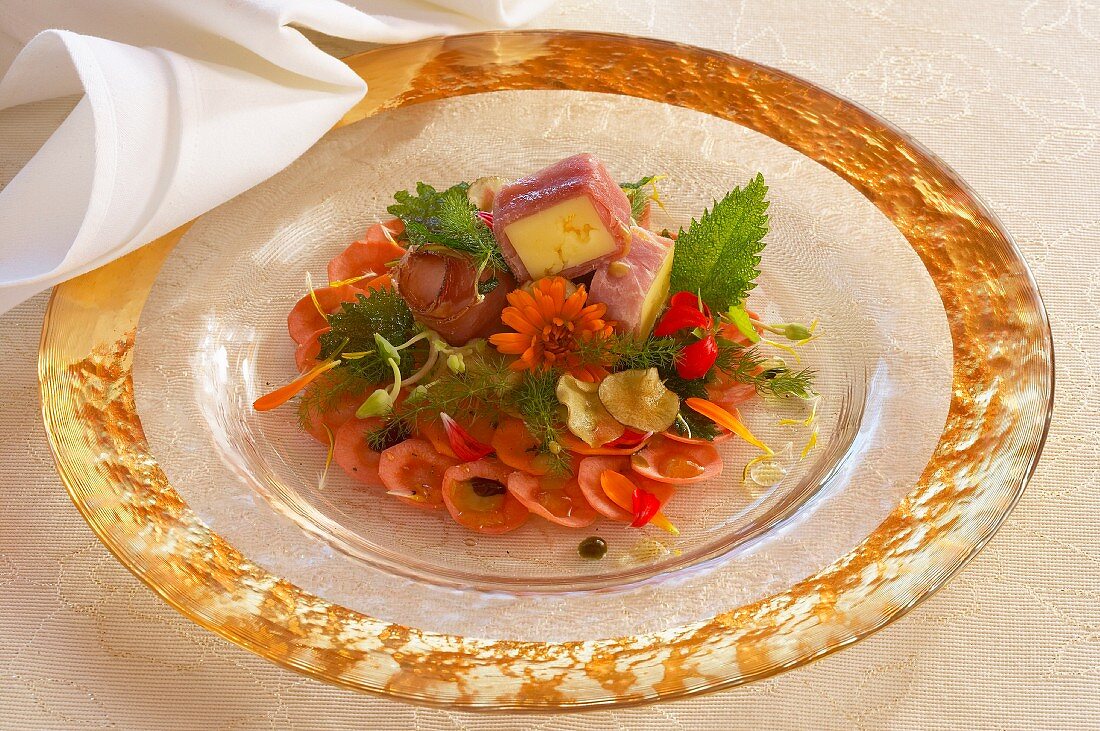 Käse im Schinkenmantel auf Karottencarpaccio