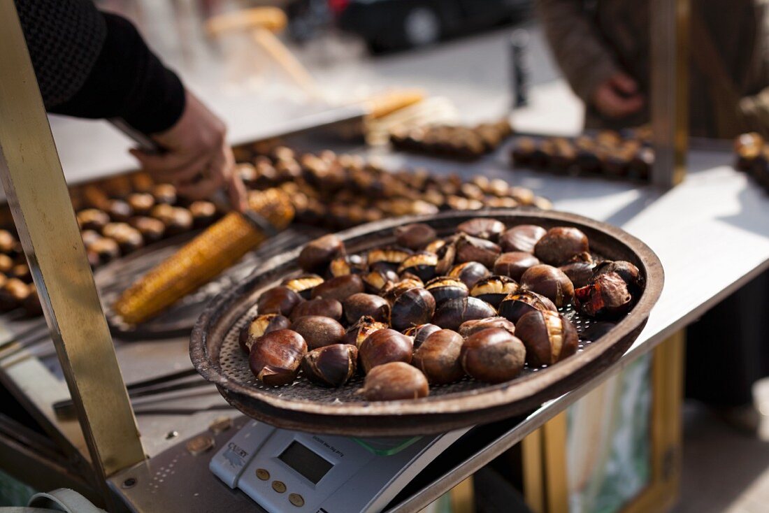 Gebratene Kastanien auf einem Strassenmarkt in Istanbul, Türkei