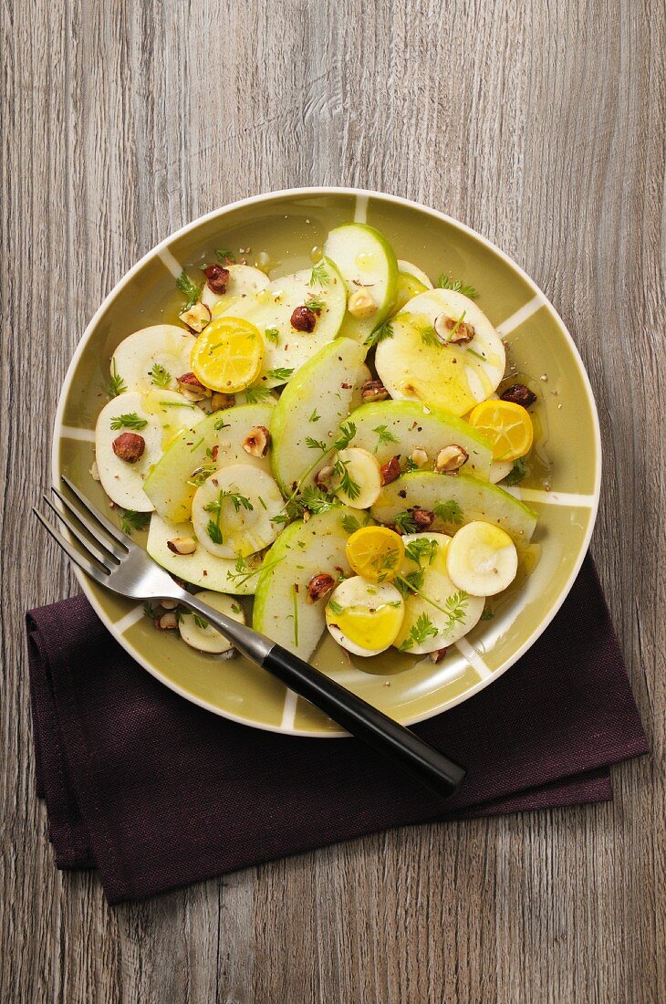 Salat mit Topinambur, Apfel, Zitrone und Haselnüssen