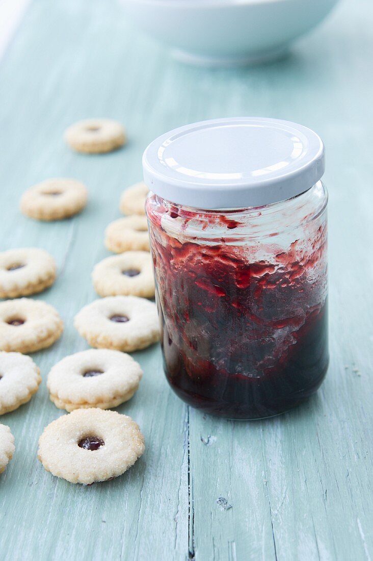 Hildaplätzchen mit Kirschmarmelade