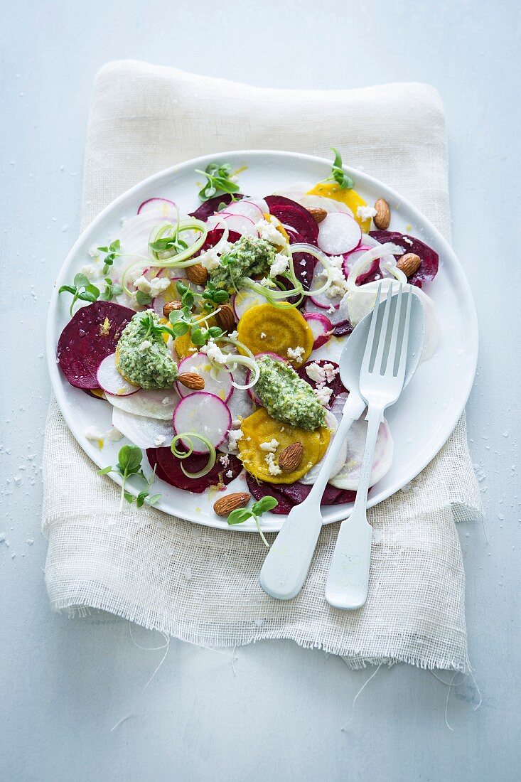 Rote-Bete-Rettich-Carpaccio mit Rucolapesto und Feta