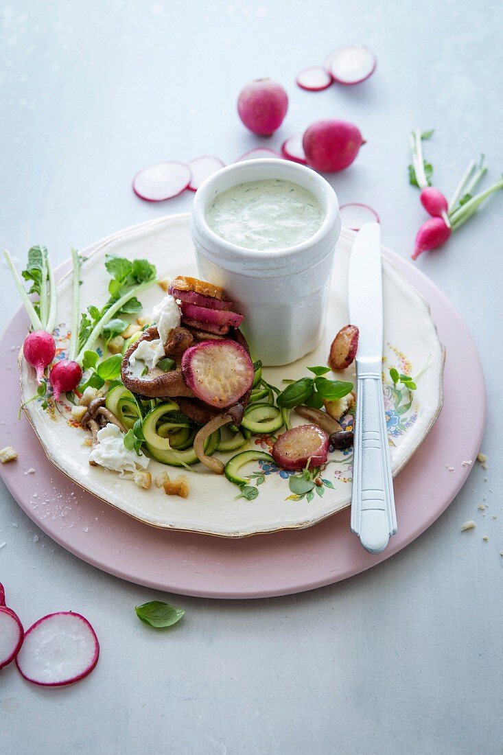 Zucchini-Radieschen-Salat mit Waldpilzen und Sauerrahm-Schnittlauch-Dressing