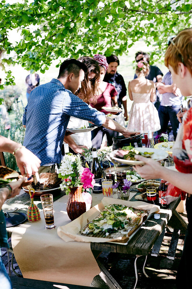 Freunde beim Picknick im Park