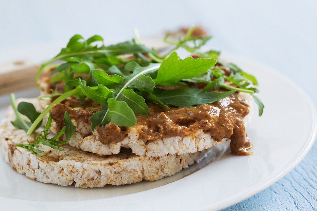 Reiswaffeln mit Mandelbutter und Rucola (Nahaufnahme)