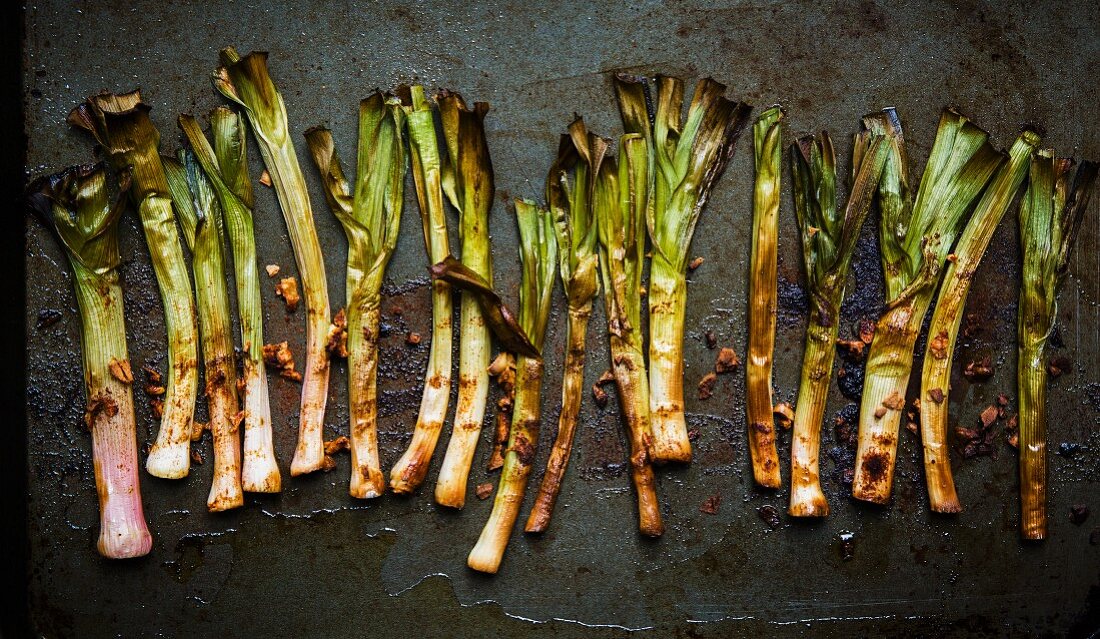 Roasted baby leeks with garlic and paprika (seen from above)