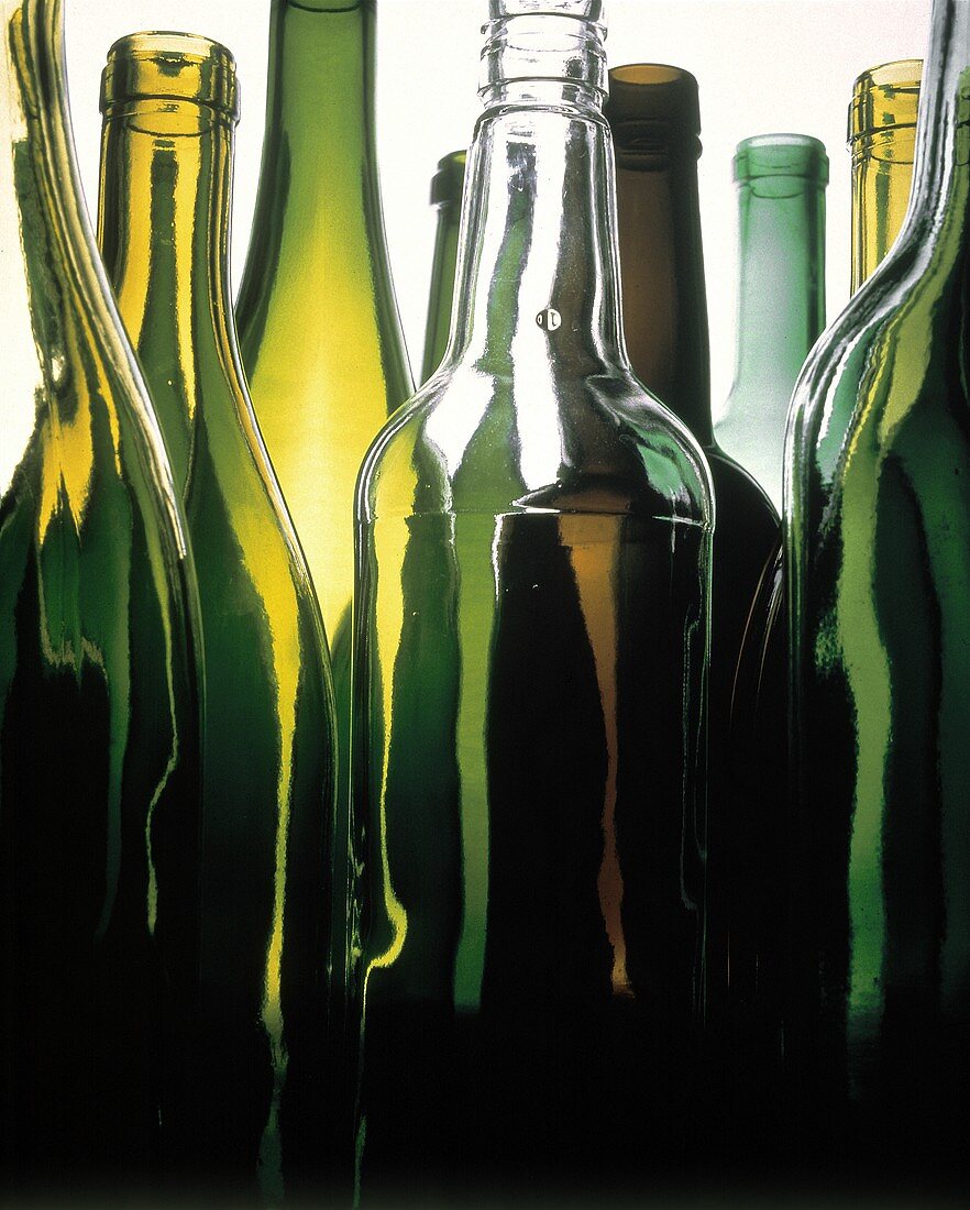 Stillleben mit neun verschiedenen leeren Weinflaschen