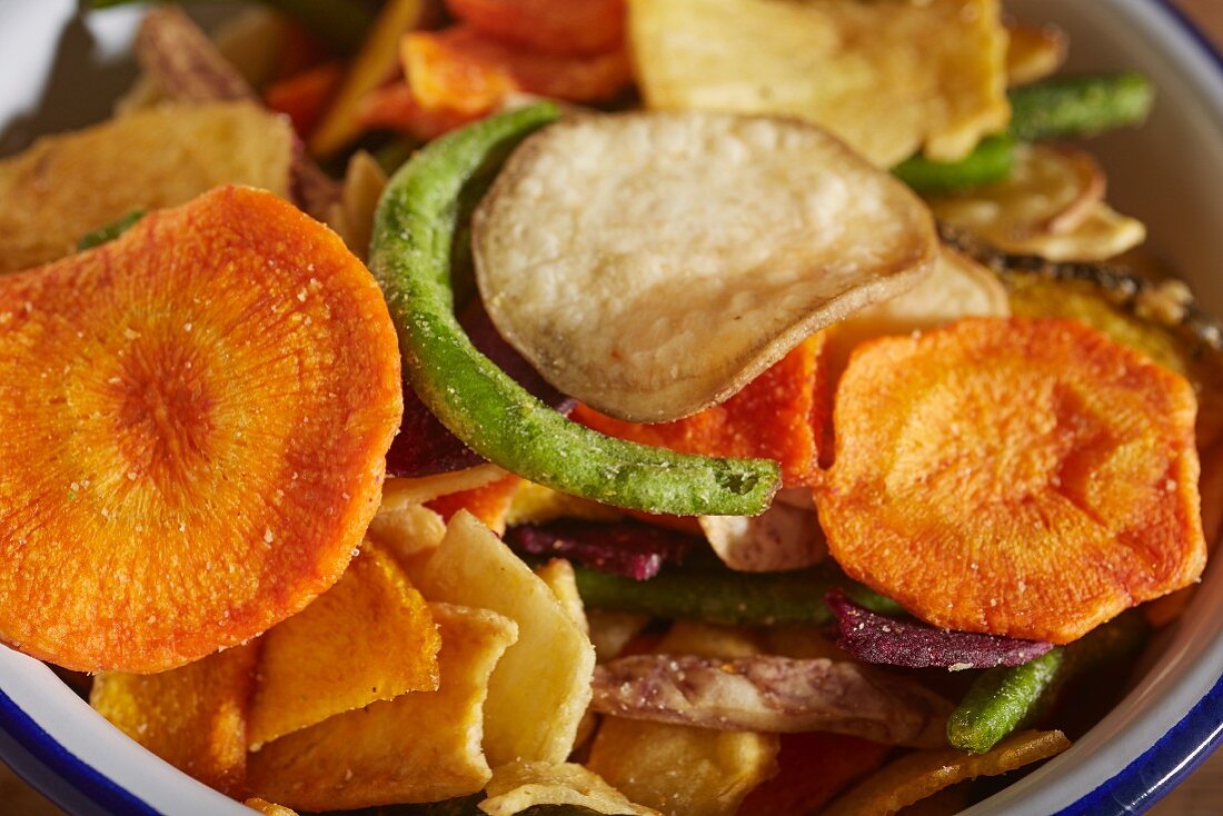 Dried vegetable chips (close-up)