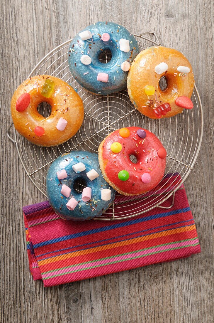 Donuts mit bunter Zuckerglasur